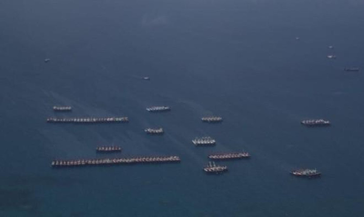 Các tàu vỏ sắt cỡ lớn này thả neo tại chỗ, không có bất cứ hoạt động đánh bắt nào dù trời trong xanh và thời tiết thuận lợi.