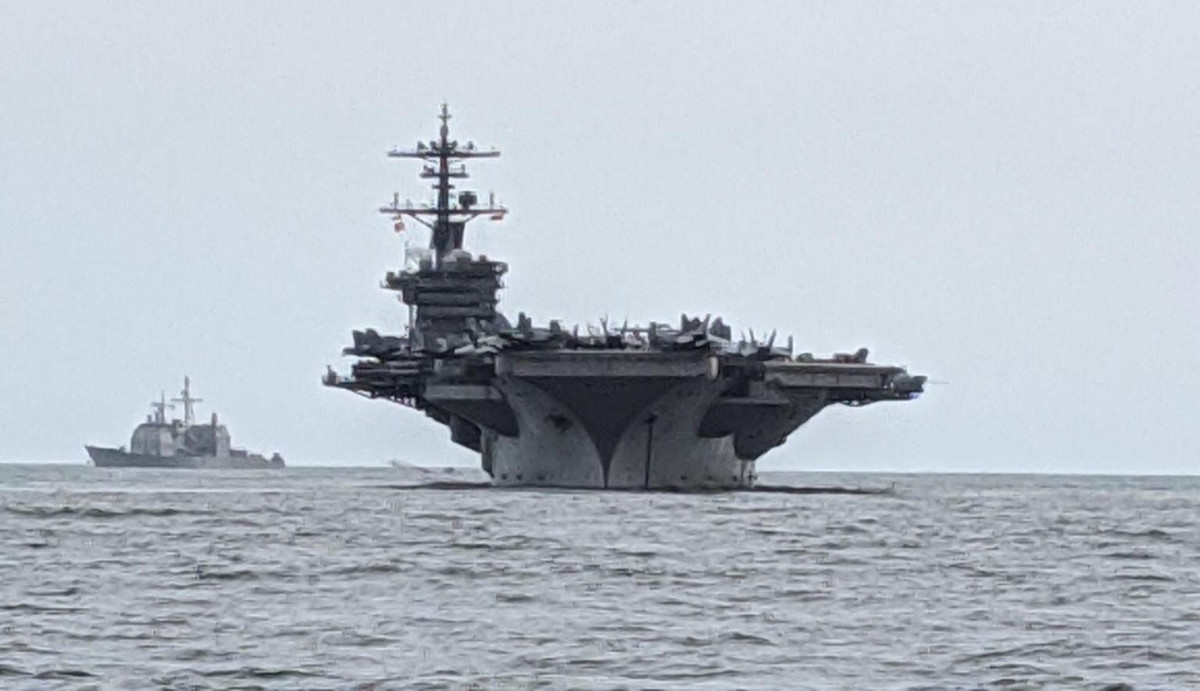 Với tổng chiều dài 333 m và thể tích choán nước trên 100.000 tấn, tàu sân bay lớp Nimitz là một trong những hàng không mẫu hạm lớn nhất trên thế giới.