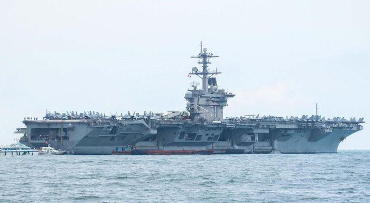 Thay vì sử dụng turbine khí hay sử dụng hệ thống đẩy bằng điện-diesel như nhiều tàu chiến hiện đại khác, tàu sân bay này sử dụng hai lò phản ứng hạt nhân A4W tạo ra hơi nước áp lực cao làm xoay bốn trục cánh quạt. Tốc độ tối đa của tàu là 56km/h.