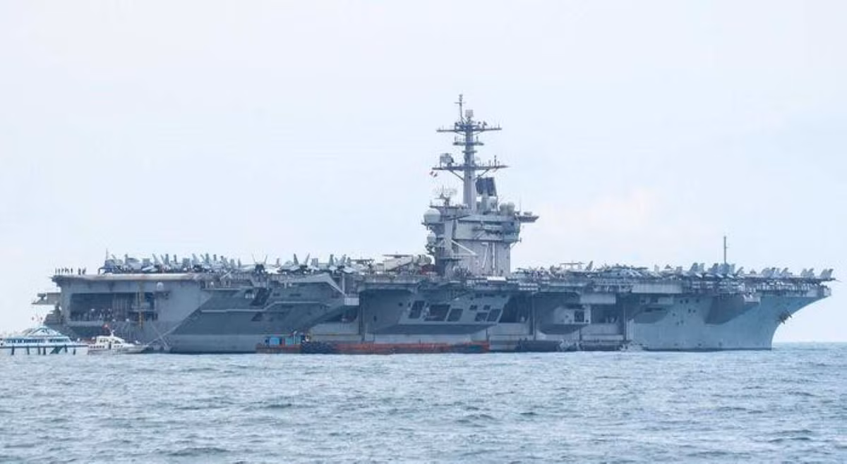 Thay vì sử dụng turbine khí hay sử dụng hệ thống đẩy bằng điện-diesel như nhiều tàu chiến hiện đại khác, tàu sân bay này sử dụng hai lò phản ứng hạt nhân A4W tạo ra hơi nước áp lực cao làm xoay bốn trục cánh quạt. Tốc độ tối đa của tàu là 56km/h.