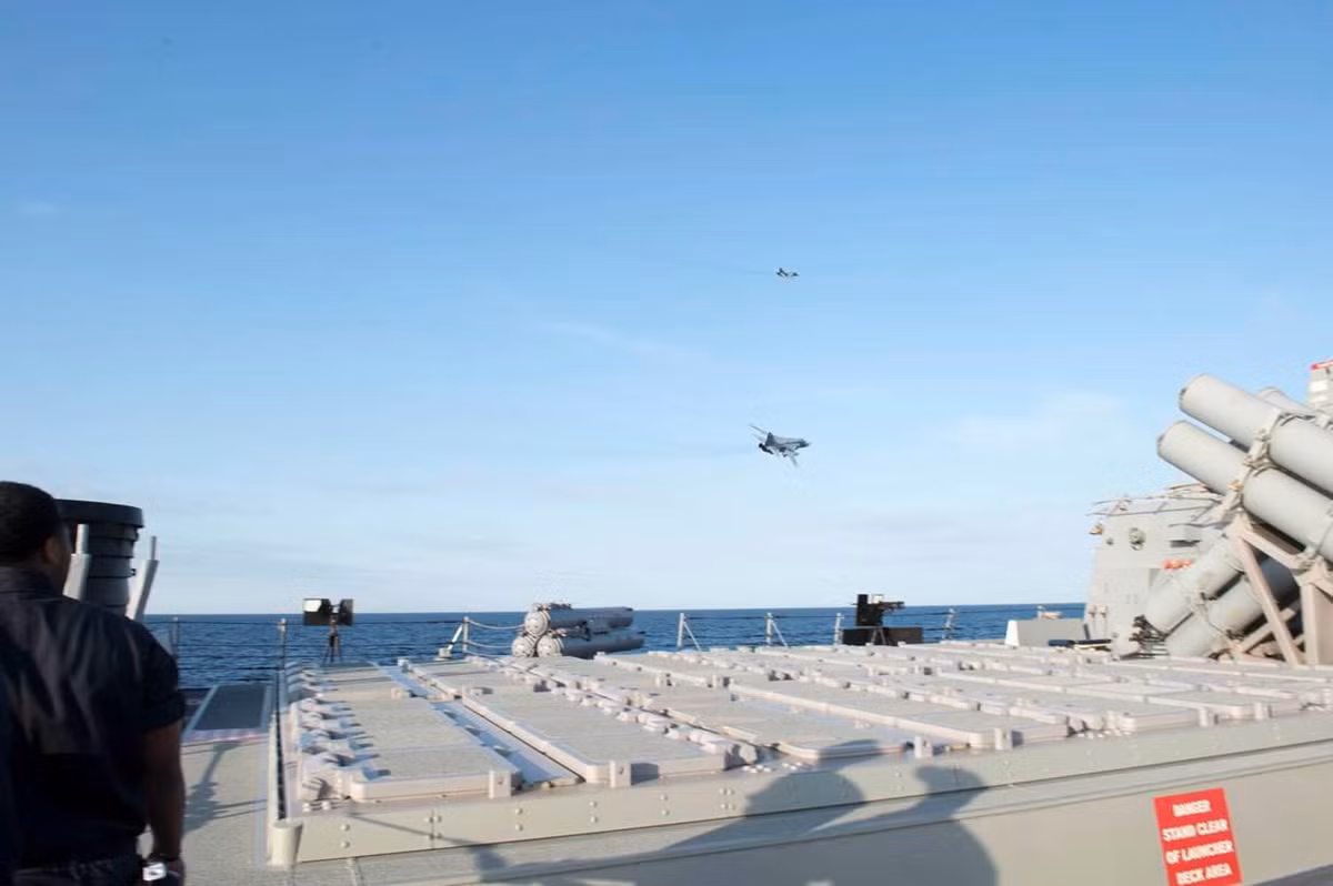 Trang Americanophile chỉ ra rằng DDG-75 là đại diện tiêu biểu cho khu trục hạm Aegis tốt nhất phân lớp, là một phần không thể thiếu trong hệ thống phòng thủ tên lửa toàn cầu của Mỹ, nó có khả năng bắn trúng tên lửa đạn đạo và vệ tinh ở độ cao 350 km với tầm bắn 3.500 km.