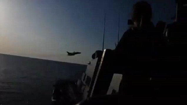 Ngoài ra con tàu còn được trang bị hệ thống phòng không tầm trung RIM-7 Sea Sparrow và các bệ pháo bắn nhanh Phalanx. Khu trục hạm lớp Arleigh Burke còn có tên lửa hành trình Tomahawk, có thể tấn công tàu và căn cứ mặt đất của đối phương.