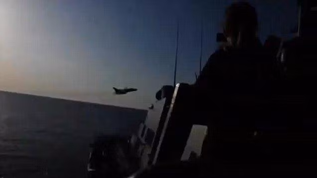 Ngoài ra con tàu còn được trang bị hệ thống phòng không tầm trung RIM-7 Sea Sparrow và các bệ pháo bắn nhanh Phalanx. Khu trục hạm lớp Arleigh Burke còn có tên lửa hành trình Tomahawk, có thể tấn công tàu và căn cứ mặt đất của đối phương.