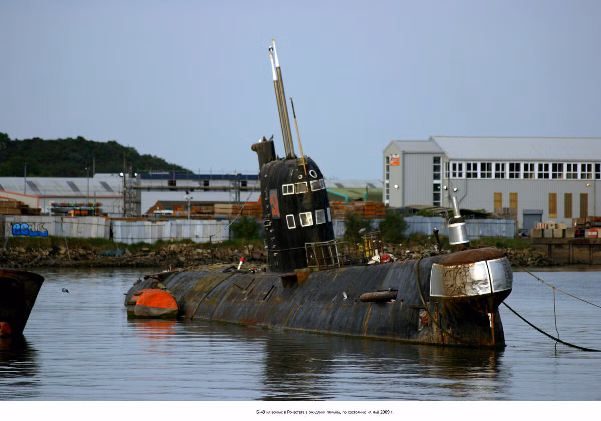 Trong cuốn sách vừa mới được cựu thủy thủ tàu ngầm Nga, ông Yuri Krutskikh xuất bản, có nhắc tới một chi tiết rất thú vị, đó là việc Liên Xô từng suýt "mất" một quả ngư lôi hạt nhân ở cảng Cam Ranh, Việt Nam, chỉ vì sự cố giấy tờ.