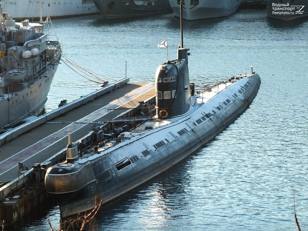 Thậm chí vào ngày hôm sau, khi thủy thủ đoàn gọi điện cho bộ phận hậu cần yêu cầu xe và cần cẩu ra cảng nhận nốt quả ngư lôi còn lại, nhân viên quân khí còn lớn tiếng quát rằng họ đã nhận đủ, ngư lôi đã vào kho.