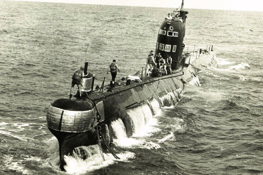 Dù chỉ là tàu ngầm sử dụng động cơ điện - diesel thông thường, các tàu ngầm Foxtrot lại có khả năng triển khai ngư lôi hạt nhân - một thứ vũ khí bí mật của Liên Xô thời bấy giờ.