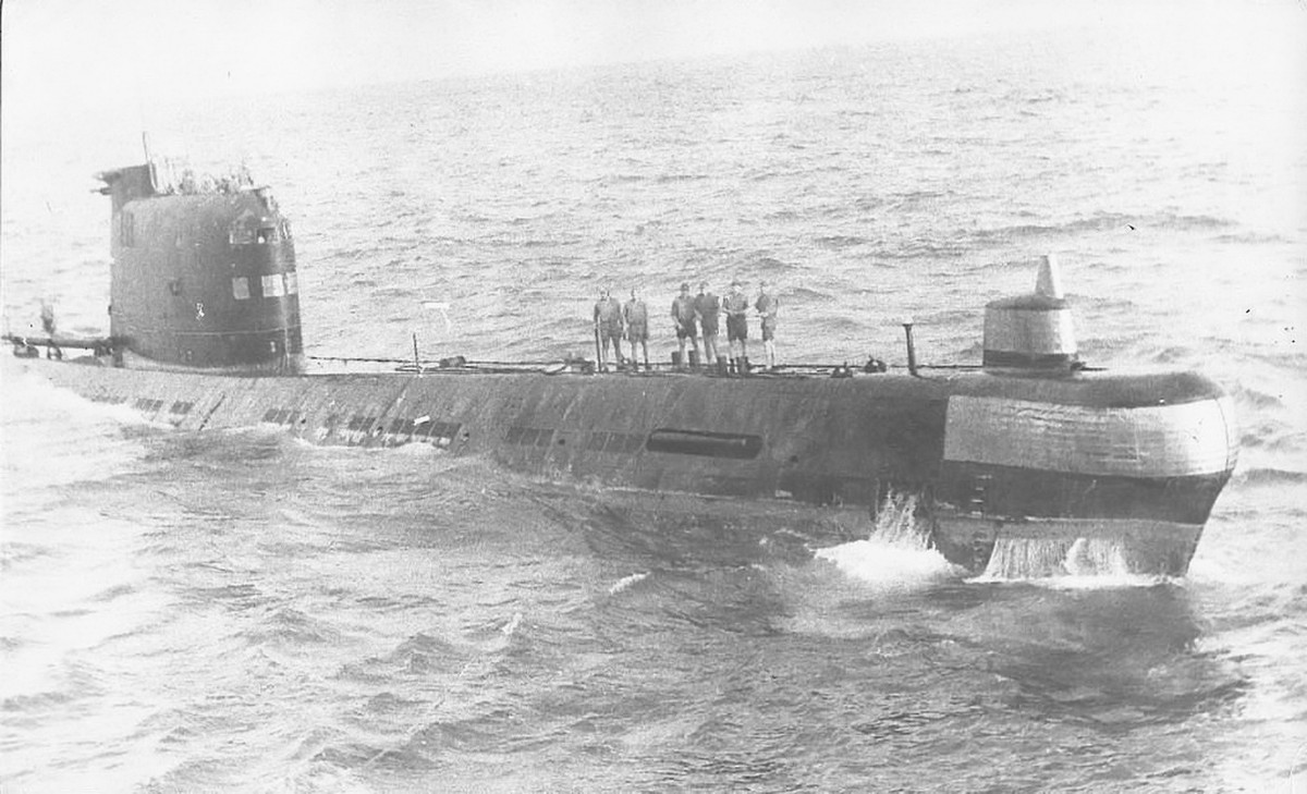 Theo quy tắc an toàn, mỗi khi tàu ngầm về căn cứ, ngư lôi hạt nhân trên tàu sẽ được tháo dỡ, đưa lên bờ cất giữ để tránh bị tình báo đối phương dòm ngó, hoặc xảy ra tai nạn trong cảng.