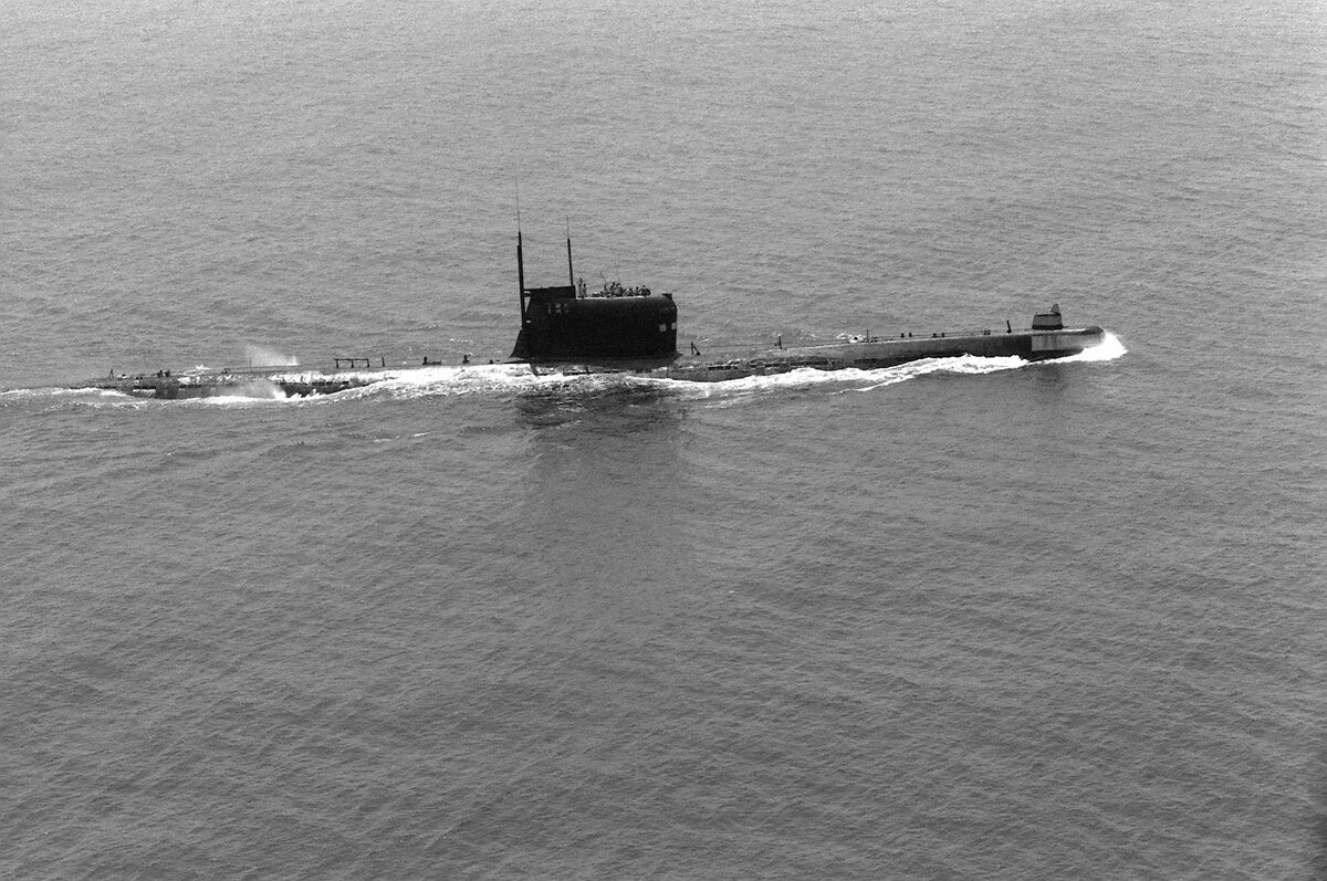 Theo cuốn sách, các tàu ngầm lớp Foxtrot của Liên Xô khi đó thường xuyên làm nhiệm vụ tuần tra ở biển Đông và eo biển Malacca. Cảng Cam Ranh khi đó được Moscow thuê, để làm nơi tiếp tế hậu cần cho các chuyến tuần tra này.