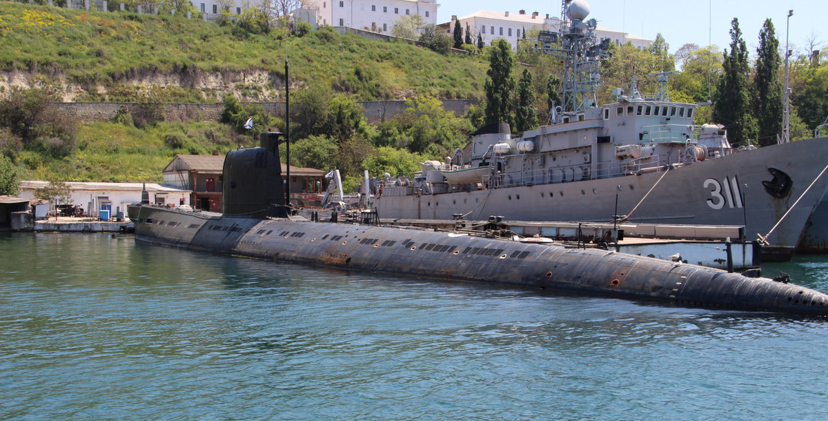 Sự cố của chiếc tàu ngầm mà ông Yuri Krutskikh phục vụ xảy ra, khi vận chuyển hai quả ngư lôi hạt nhân lên bờ. Sau quả đầu tiên, trời bỗng nổi gió lớn và về nguyên tắc, việc chuyển ngư lôi sẽ bị dừng lại.