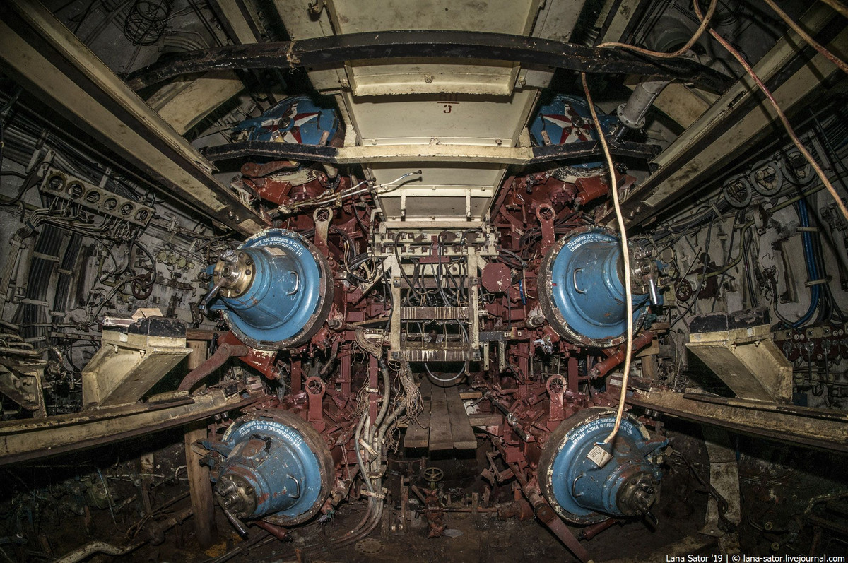 Các tàu ngầm lớp Foxtrot - cùng lớp với tàu ngầm mà Yuri Krutskikh từng phục vụ - được coi là lớp tàu ngầm đông đảo bậc nhất lịch sử Liên Xô. Trong thời gian từ năm 1958 tới năm 1983, có tới 74 tàu ngầm loại này từng được chế tạo.