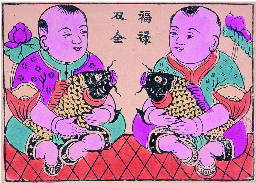 Bên cạnh những loại tranh chúc tụng năm mới trên, còn có tranh chúc tụng thể hiện qua sự vật hiện tượng có tên gọi đồng âm. Tranh chúc tụng thuộc dạng này rất được ưa chuộng, thể hiện qua tranh dân gian và thường tạo nên các dạng chơi chữ khá tinh tế. Ví dụ, hình ảnh gà trống kê, đồng âm với chữ cát mang nghĩa (cát tường, tốt lành). Tranh vẽ cái bình cũng thể hiện mong ước được bình an vì cái bình gợi liên tưởng đến chữ bình (bình an). Trong ảnh là tranh cá (ngư) dùng để cầu chúc ấm no, đầy của cải.