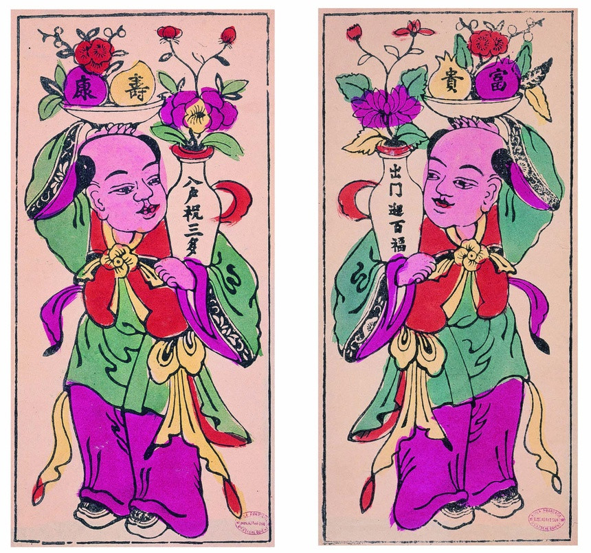 Hai đứa trẻ đội trái đào, lựu trên đầu với ý nghĩa như trên.