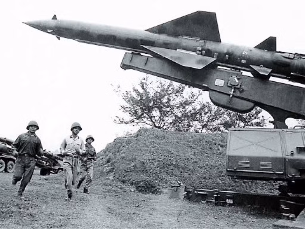 Tuy nhiên, nếu trận đánh này tiếp tục kéo dài, thời gian để lực lượng ta tuyệt diệt pháo đài bay B-52 của Mỹ có thể còn ngắn hơn thế, đơn giản là vì chúng ta thay đổi cách đánh, nâng cao hiệu suất diệt địch qua từng lần phóng tên lửa.