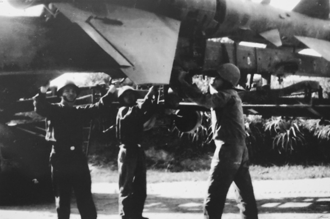 Bộ Tư lệnh Quân chủng cũng nhận định, trong trường hợp Mỹ tiếp tục đánh lâu dài, chúng ta sẽ rút thêm 2 tiểu đoàn hỏa lực của Trung đoàn 236 từ Vĩnh Linh ra tăng cường cho Hà Nội.