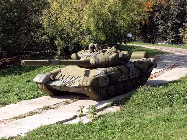 Nhưng dĩ nhiên phía tấn công cũng không đứng yên, Mỹ và Israel đang thử nghiệm những hệ thống trinh sát quang điện tử có độ phân giải rất cao, phân biệt được tín hiệu radar cũng như hồng ngoại giả để không bị đánh lừa bởi các mô hình thế hệ cũ.