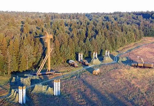 Tuy nhiên sau đó khi phân tích kỹ lưỡng những tấm không ảnh, các chuyên gia quân sự Mỹ biết rằng đây chỉ là đòn nghi binh do Nga thực hiện.