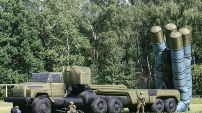 Trước đó xuất hiện thông tin cho biết Quân đội Nga đã chuyển giao cho Syria các hệ thống phòng không giả bằng mô hình bơm hơi, vốn không thể phân biệt được với vũ khí thật ngay cả khi máy bay trinh sát hoạt động từ độ cao 150 - 200 m.