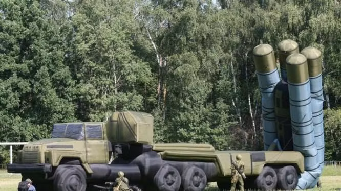 Trước đó xuất hiện thông tin cho biết Quân đội Nga đã chuyển giao cho Syria các hệ thống phòng không giả bằng mô hình bơm hơi, vốn không thể phân biệt được với vũ khí thật ngay cả khi máy bay trinh sát hoạt động từ độ cao 150 - 200 m.