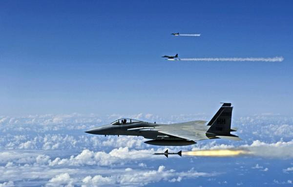 Sau đó MiG-29 quay trở lại tiếp tục đối mặt với F-15