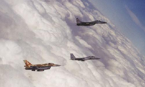 Do radar bị nhiễu nên F-15 không thể xác định được MiG-29 là máy bay địch. Kết quả là tiêm kích Iraq đã có thể tấn công "Đại bàng" từ cự ly gần. Phi công cả hai bên đã thực hiện các động tác thao diễn phức tạp để giành lợi thế trong trận chiến.