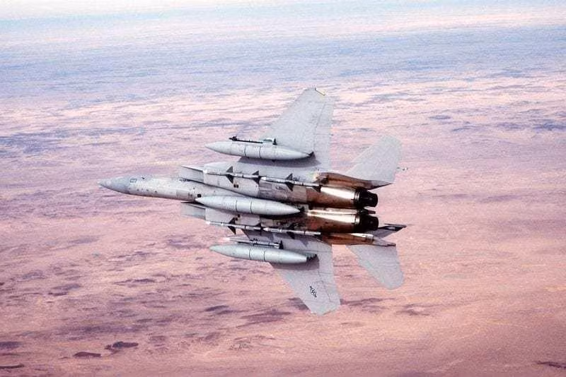 F-15 bắn trúng một trong những chiếc MiG-29 bằng chiếc quả tên lửa AIM-7 Sparrow đầu tiên được khai hỏa. Chiếc MiG thứ hai đã bắt được F-15C trong phạm vi của nó, buộc "đại bàng" Mỹ phải hạ xuống độ cao thấp và bắn pháo sáng để chống lại hệ thống tìm kiếm và theo dõi hồng ngoại.