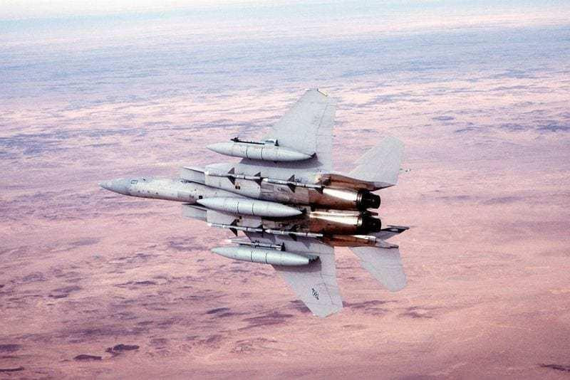 F-15 bắn trúng một trong những chiếc MiG-29 bằng chiếc quả tên lửa AIM-7 Sparrow đầu tiên được khai hỏa. Chiếc MiG thứ hai đã bắt được F-15C trong phạm vi của nó, buộc "đại bàng" Mỹ phải hạ xuống độ cao thấp và bắn pháo sáng để chống lại hệ thống tìm kiếm và theo dõi hồng ngoại.