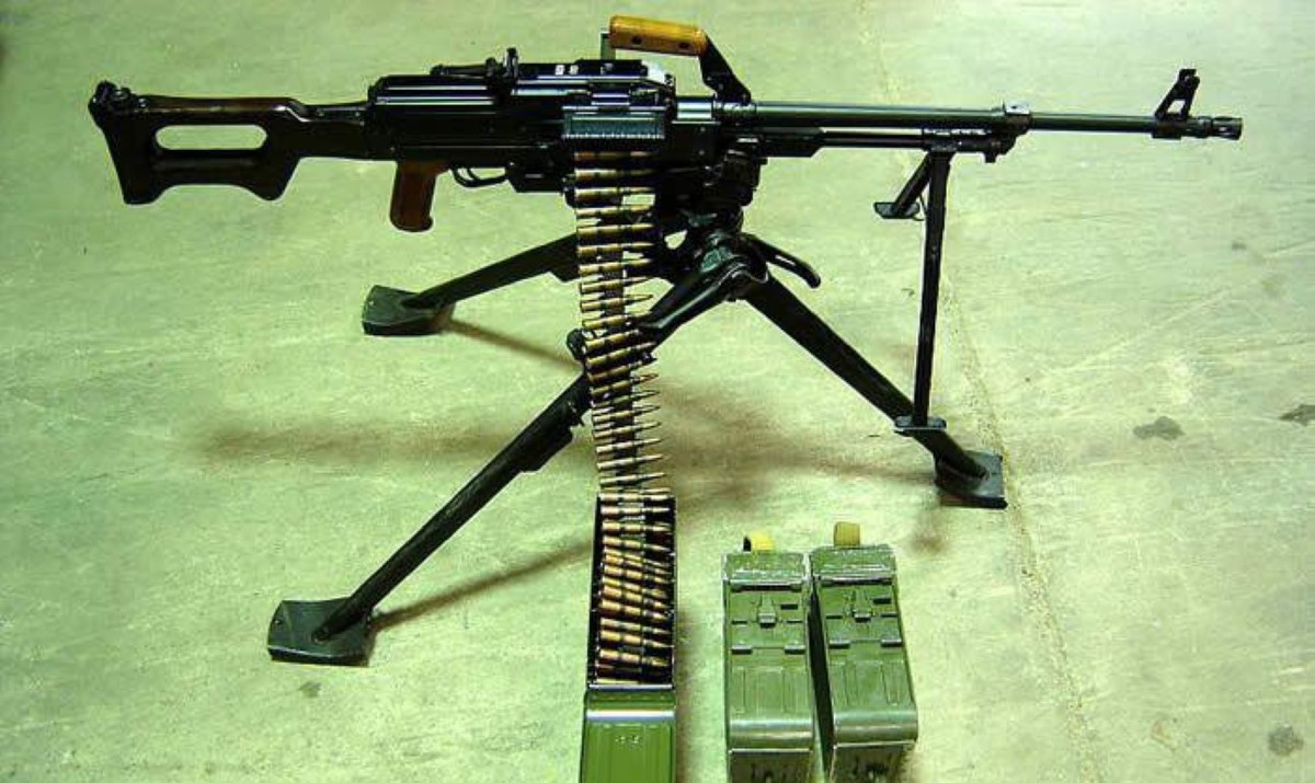 Khối lượng của nó chỉ 7,5 kg và điều này mang lại lợi thế đáng kể so với model FN MAG của Bỉ, nặng 11 kg và các mẫu FN Minimi hiện đại hơn, nặng hơn gần 1,5 kg so với súng máy Nga.