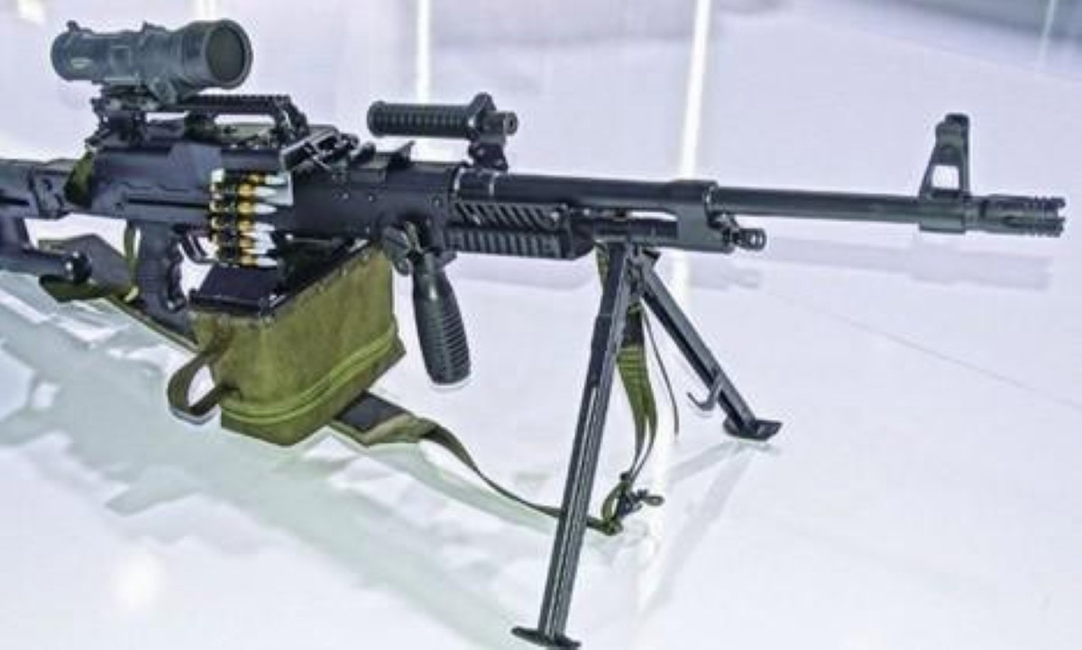 Tốc độ bắn của súng lên tới 800 viên/phút, tầm bắn hiệu quả 1.200m. Súng sử dụng thước ngắm cơ khí qua điểm ruồi tương tự như súng trường tiến công AK-47.