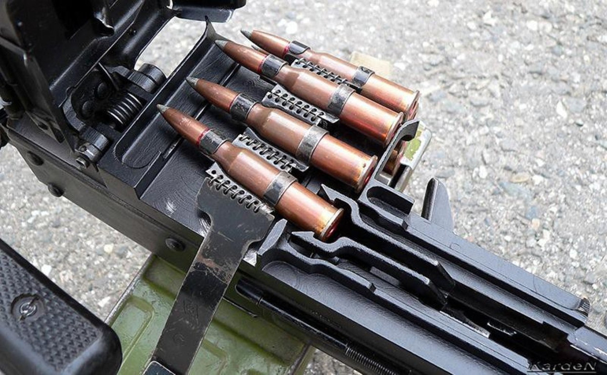 Bệ khoá nòng sử dụng khoá nòng xoay, hoạt động theo nguyên lý trích khí lùi dài có tiết lưu nhằm đảm bảo ổn định vận hành trong các điều kiện chiến đấu khác nhau.