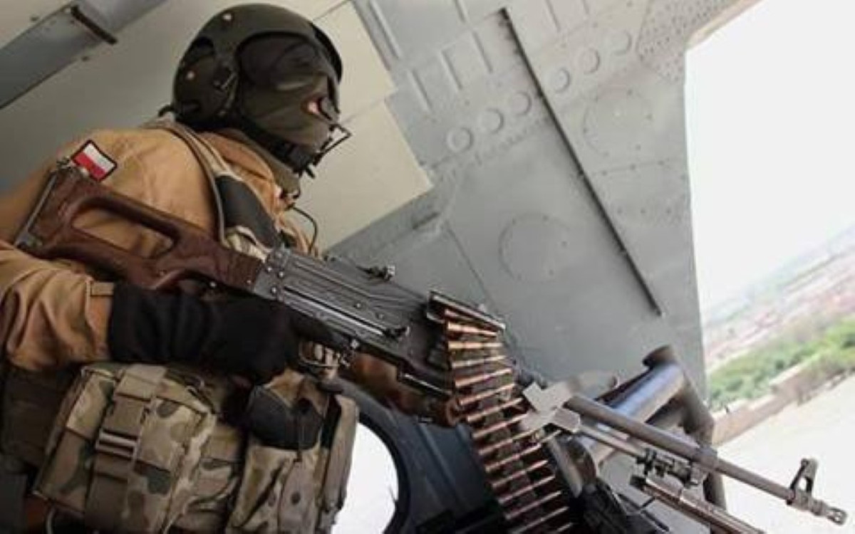 Súng được trang bị chân chống chữ V gắn chết vào thân. Ngoài ra súng cũng được thiết kế để gắn lên các bệ chống 3 chân cố định. Biến thể PKM chính là phiên bản kế thừa từ dòng súng PK.