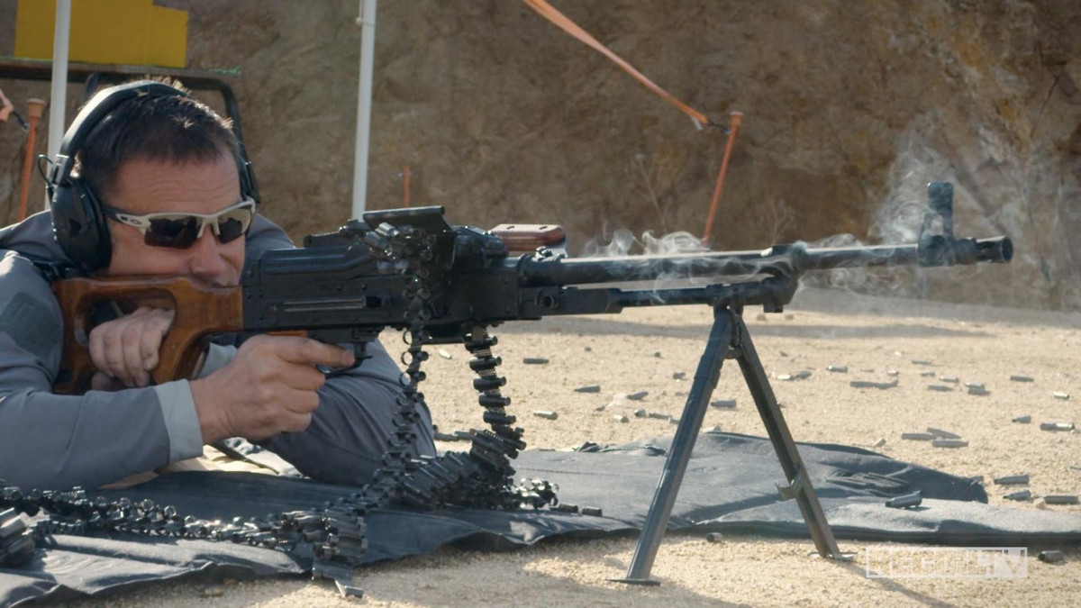 Tất cả các phiên bản đều bắn loại đạn cỡ 7,62 x 54 mm nạp từ dây băng chứa trong hộp tiếp đạn có cơ số 100, 200 hay 250 viên.