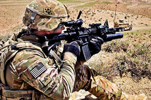 Ban đầu, ý tưởng cho ra đời M4A1 được dựa trên những phân tích từ chuyên gia vũ khí bộ binh học. Theo đó, càng ngày diện tích các trận đánh hiện đại càng bị thu hẹp, đôi khi cuộc giao tranh xảy ra trong không gia có khoảng cách chưa đến 200 mét.