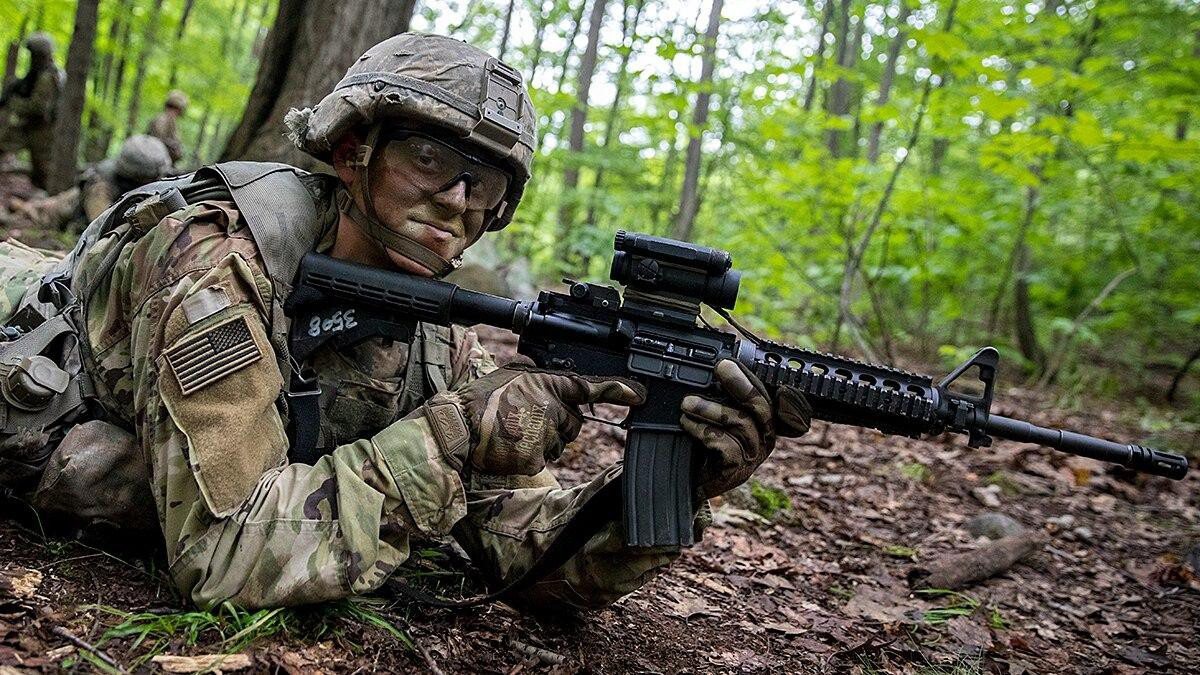 Năm 2016, quân đội Mỹ đồng loạt được trang bị gần 120.000 khẩu súng M4A1, từ đó cho tới nay, họ tiếp tục trang bị thêm dòng súng này.