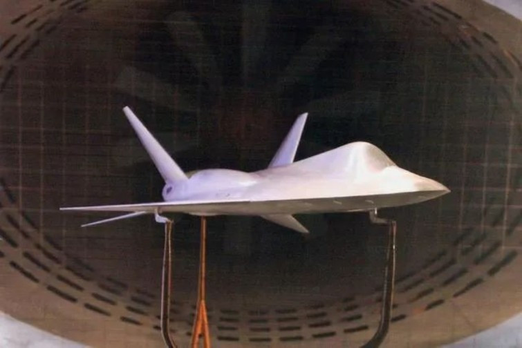 Cách đây một năm, một vài hình ảnh liên quan tới mẫu thử nghiệm tiêm kích thế hệ 5 của Mikoyan đã được tiết lộ. Tuy nhiên cho tới nay, tất cả những hình ảnh liên quan tới loại tiêm kích này mới chỉ là ảnh dựng trên máy tính.