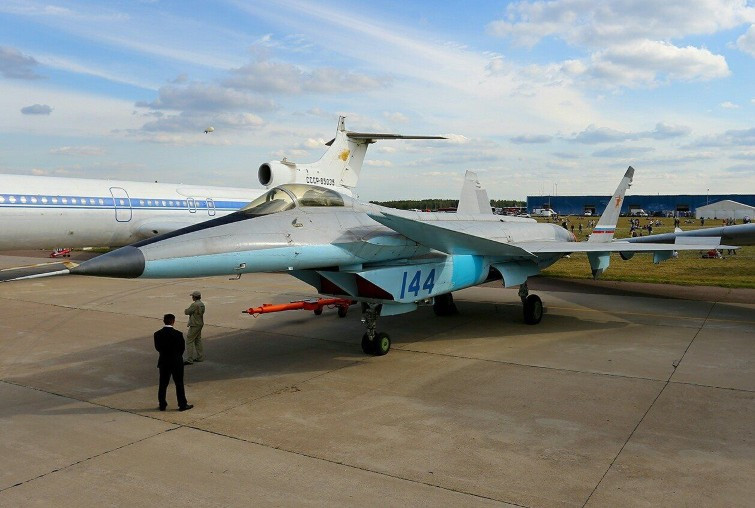 Trong quá khứ, Mikoyan cũng từng sản xuất một loại máy thử nghiệm, có áp dụng nhiều công nghệ của tiêm kích thế hệ 5, đó là chiếc chiến đấu cơ MiG-1.44.