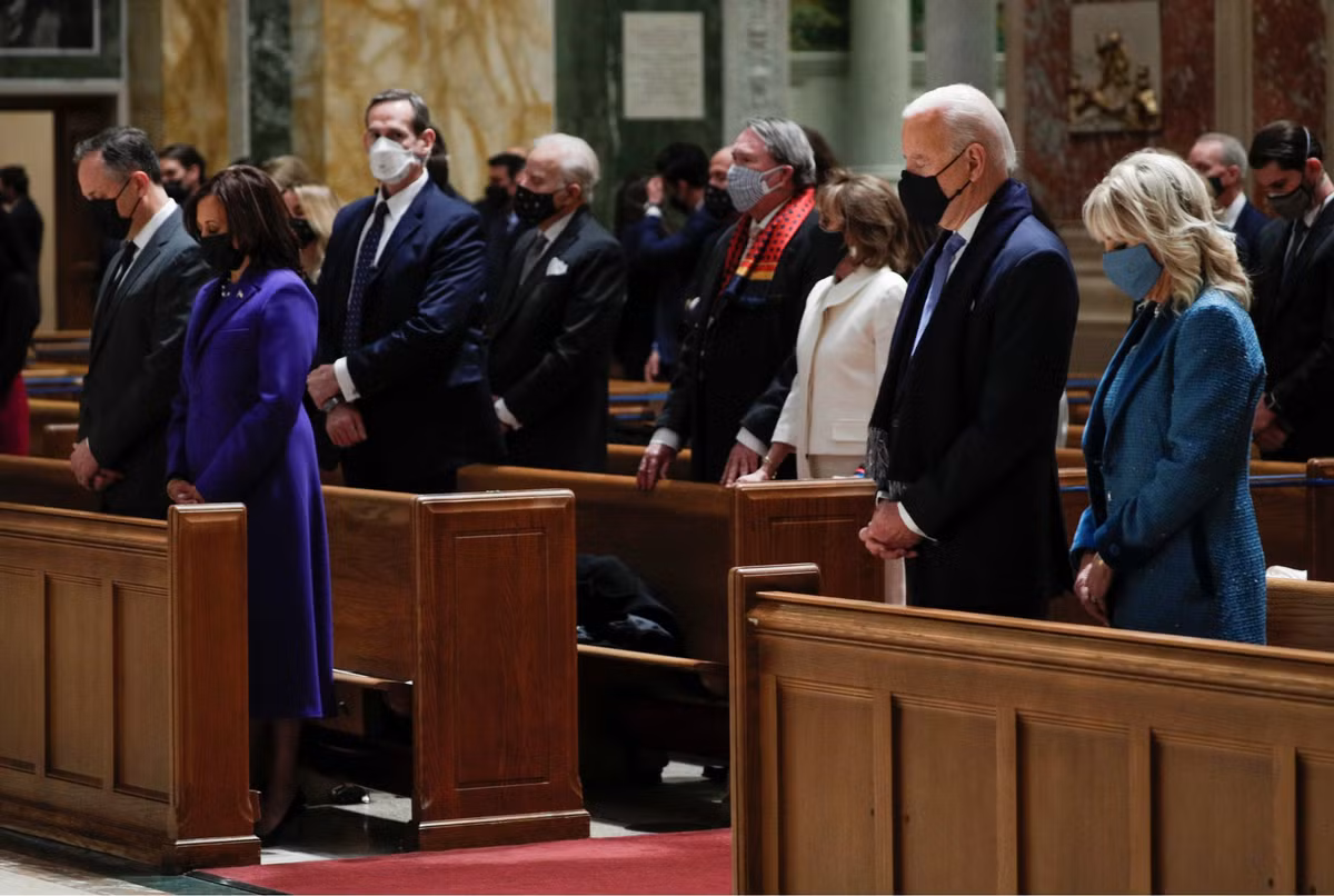 Trong lúc đó, gia đình ông Joe Biden cùng với nội các của Đảng Cộng Hòa đang ở nhà thờ, chuẩn bị cho lễ nhậm chức.