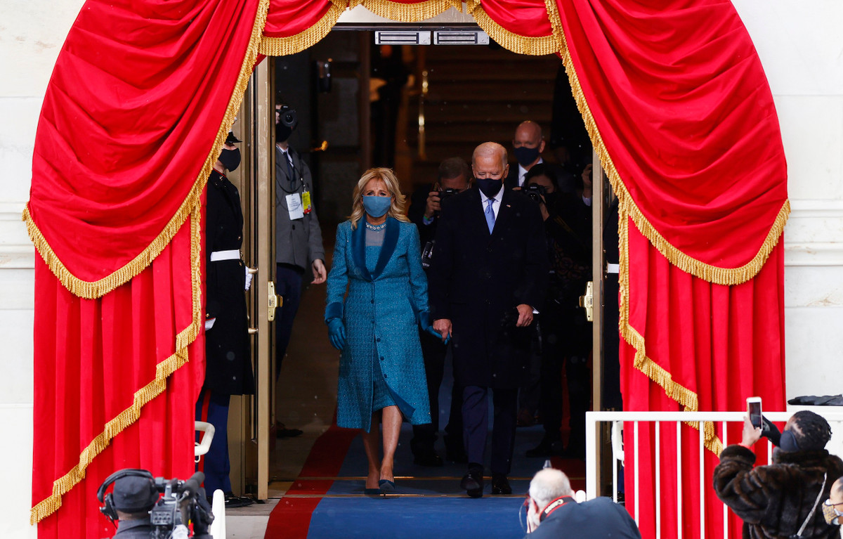 Ngay sau đó là sự xuất hiện của ông Joe Biden cùng với tân đệ nhất phu nhân Jill Biden.