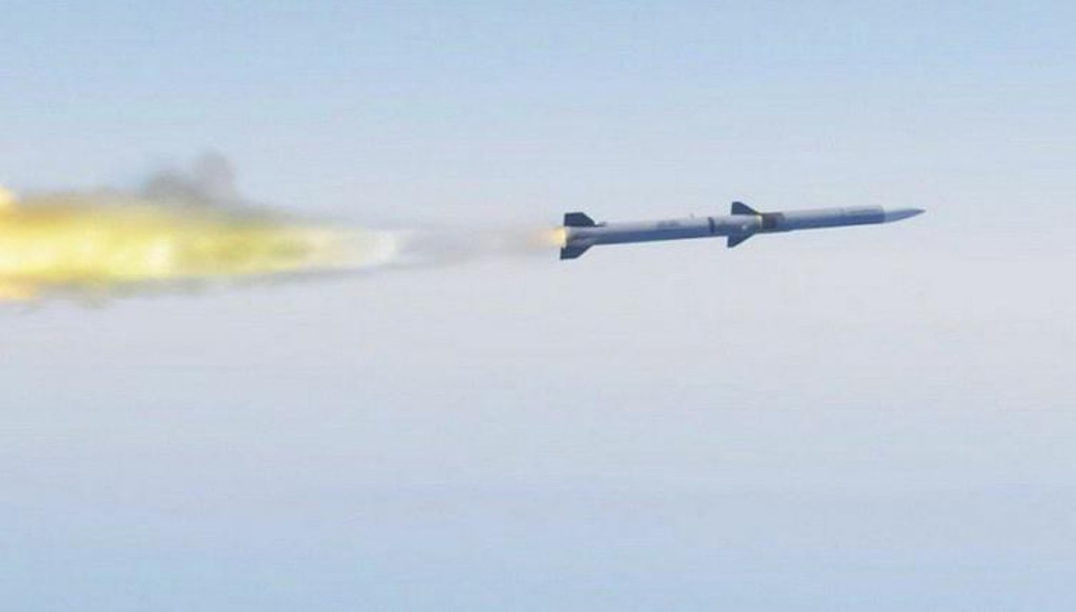 Được biết loại vũ khí vừa tiêu diệt UAV Qasef-2K chính là tên lửa AIM-120 AMRAAM được phóng đi từ tiêm kích hạng nặng F-15 của không quân Saudi Arabia.