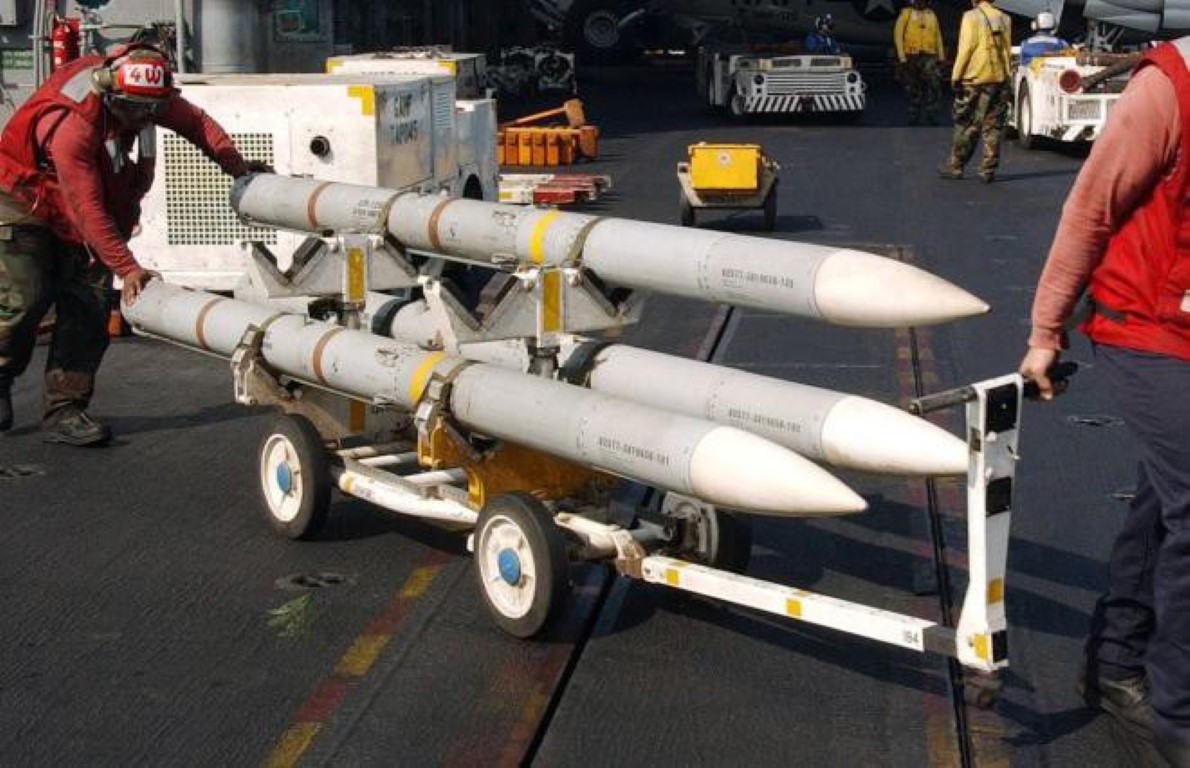 Tên lửa không đối không AIM-120 có khả năng triển khai trên hầu hết các máy bay tiêm kích do Mỹ sản xuất, ví dụ như F-15 Eagle, F-16 Fighting Falcon, F-22 Raptor, F-35 Lightning II; F/A-18 Hornet và cả E/F Super Hornet.