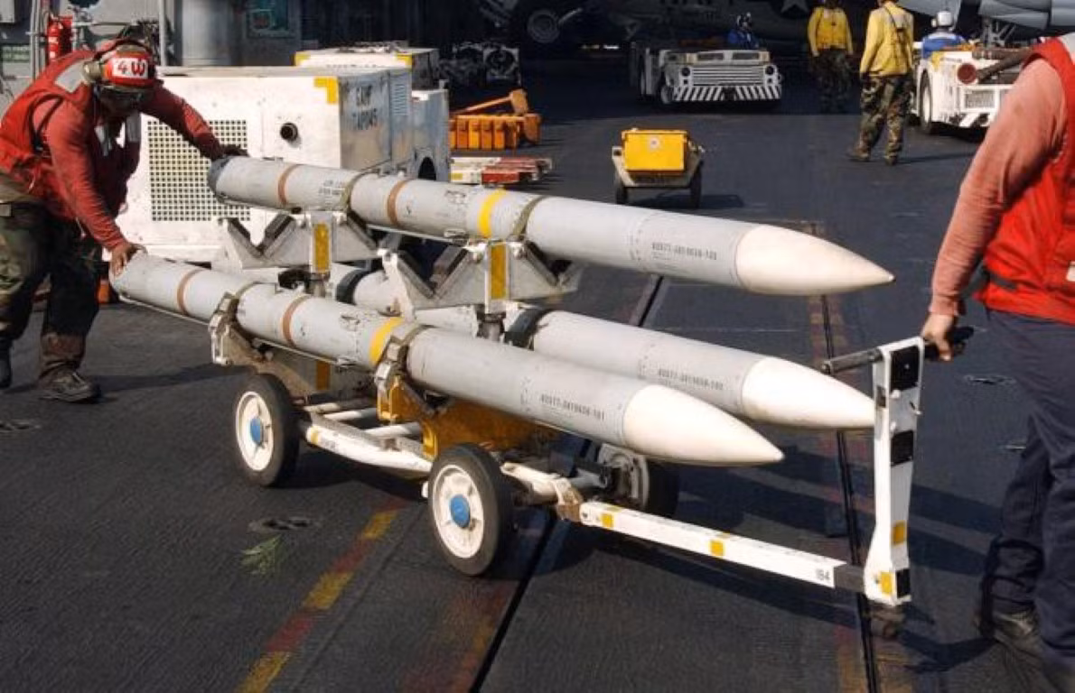 Tên lửa không đối không AIM-120 có khả năng triển khai trên hầu hết các máy bay tiêm kích do Mỹ sản xuất, ví dụ như F-15 Eagle, F-16 Fighting Falcon, F-22 Raptor, F-35 Lightning II; F/A-18 Hornet và cả E/F Super Hornet.