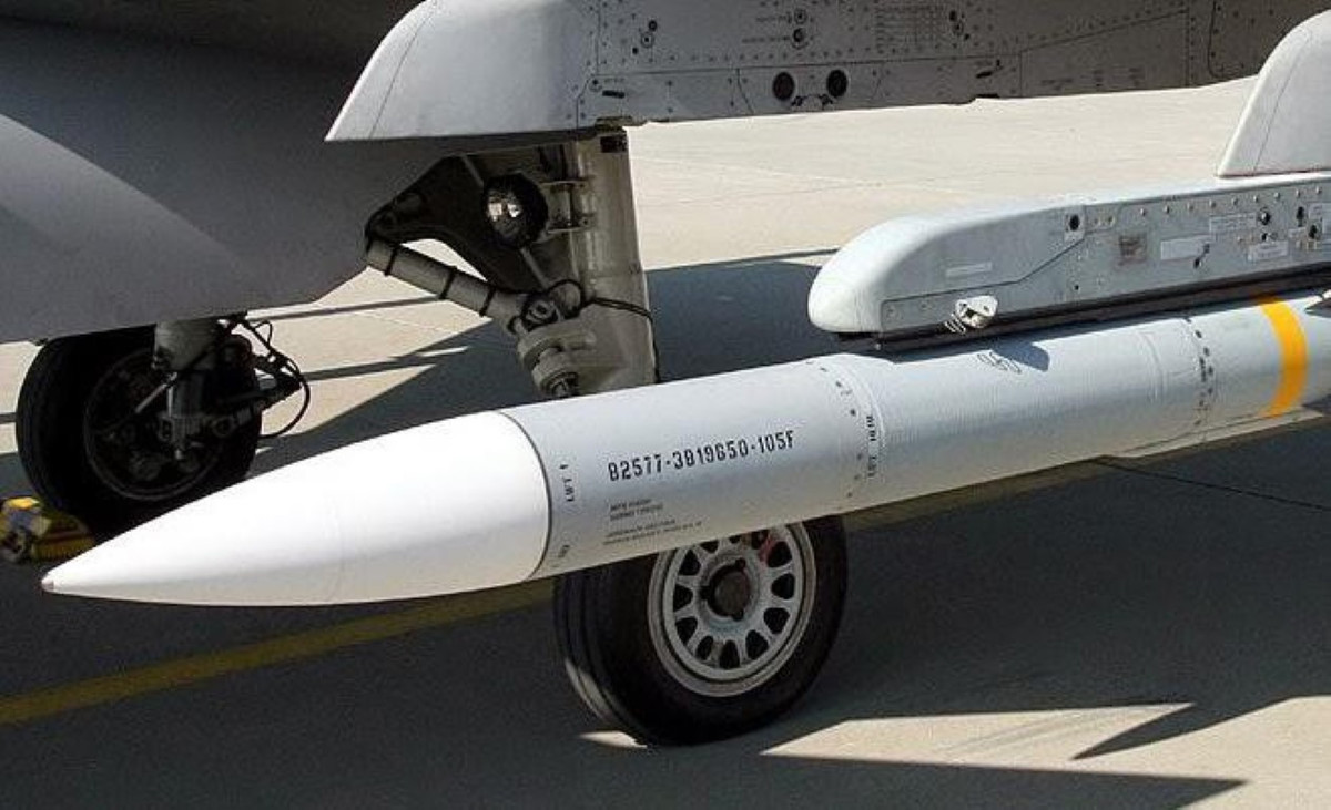 Ngoài ra, AIM-120 có thể tích hợp trên một số mẫu máy bay chiến đấu của đồng minh Mỹ như Eurofighter Typhoon, Tornado, JAS 39 Gripen, F-2, Sea Harrier...