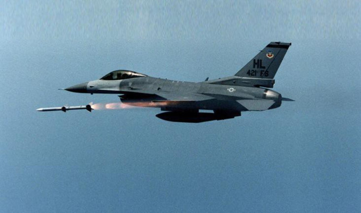 Đơn giá một quả AIM-120 chừng 300.000-400.00 USD với các phiên bản từ AIM-120A đến C và lên tới "giá khủng" 1,78 triệu USD/quả với phiên bản AIM-120D.