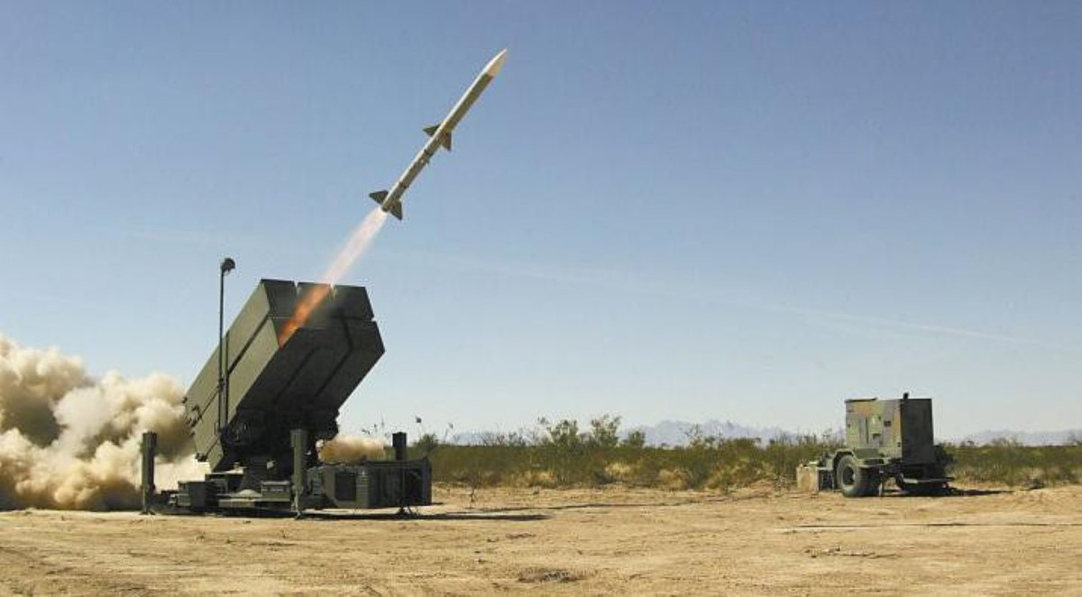 Bên cạnh việc phát triển cho máy bay chiến đấu, nhà sản xuất cũng nghiên cứu chế tạo một vài phiên bản AIM-120 cho các tổ hợp tên lửa đất đối không. Ví dụ như hệ thống tên lửa phòng không SLAMRAAM được thiết kế trên khung gầm xe bọc thép HMMWV, trang bị bệ phóng với 5 đạn tên lửa.