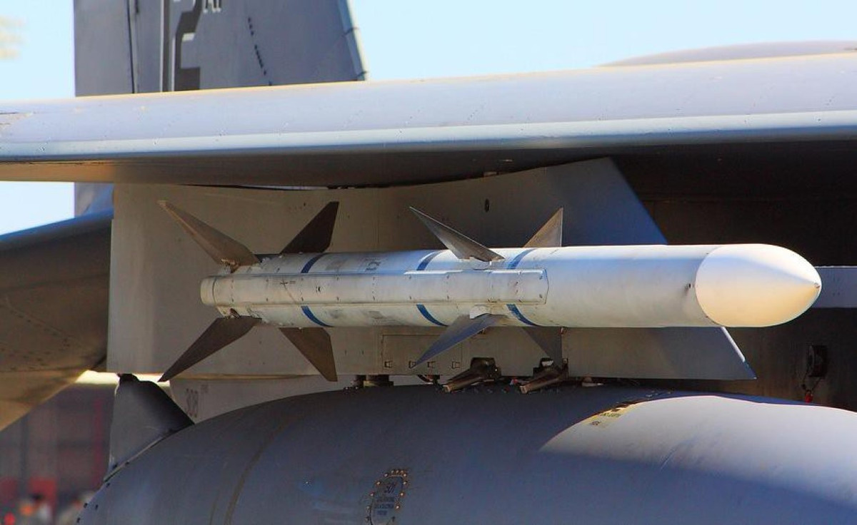 Sự phổ biến của UAV cũng mang tới nhiều mối đe dọa, trong khi chưa có phương án đối phó thật sự hiệu quả. Chúng thường có giá tương đối rẻ và mang được lượng thuốc nổ đủ lớn để gây thiệt hại cho các cơ sở quân sự quan trọng.