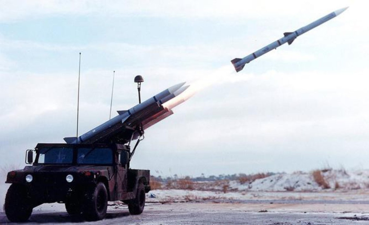 Hay hệ thống tên lửa phòng không tầm trung - xa NASAMS do Na Uy phát triển, cũng sử dụng các phiên bản cải tiến của tên lửa AIM-120. Tuy nhiên, khi được triển khai trên mặt đất, tầm bắn của AIM-120 "giảm chóng mặt" với cự ly theo phương ngang chỉ là 25km.