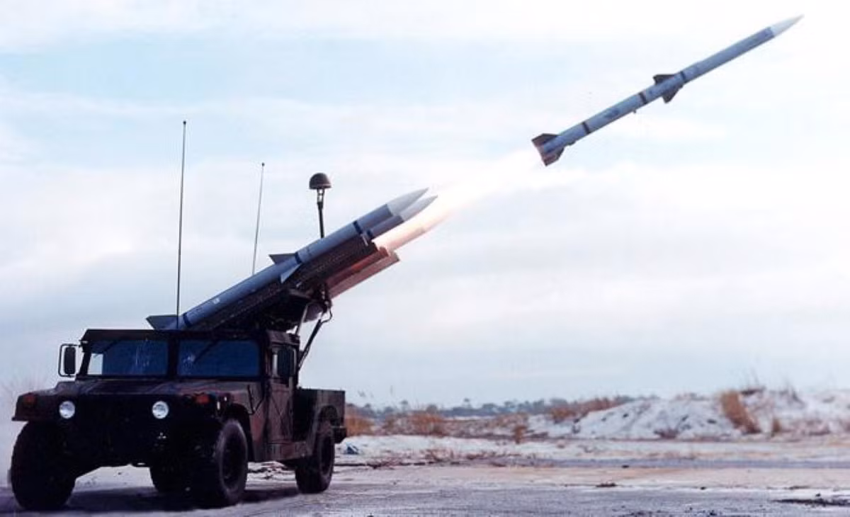 Hay hệ thống tên lửa phòng không tầm trung - xa NASAMS do Na Uy phát triển, cũng sử dụng các phiên bản cải tiến của tên lửa AIM-120. Tuy nhiên, khi được triển khai trên mặt đất, tầm bắn của AIM-120 "giảm chóng mặt" với cự ly theo phương ngang chỉ là 25km.