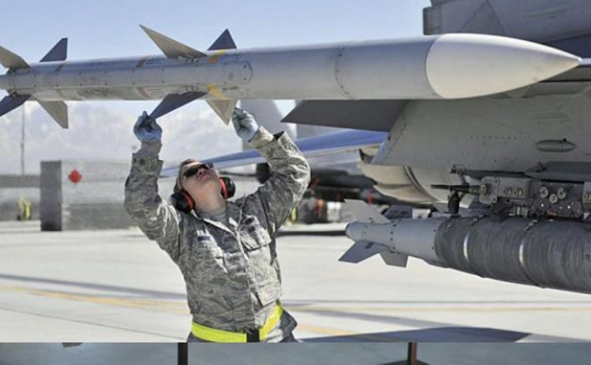 AIM-120 AMRAAM (viết đầy đủ là Advanced Medium-Range Air-to-Air Missile dịch ra là "tên lửa không đối không tầm trung tiên tiến") là một trong những loại tên lửa không đối không hiện đại nhất thế giới, cực kỳ mạnh mẽ.