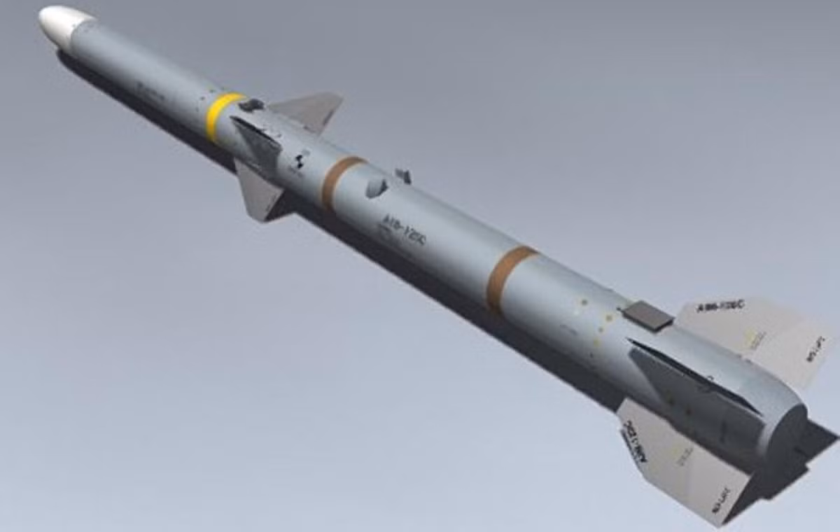 Nó ra đời nhằm thay thế cho mẫu tên lửa dẫn đường bằng radar bán chủ động AIM-7 Sparrow vốn được đánh giá là kém hiệu quả.