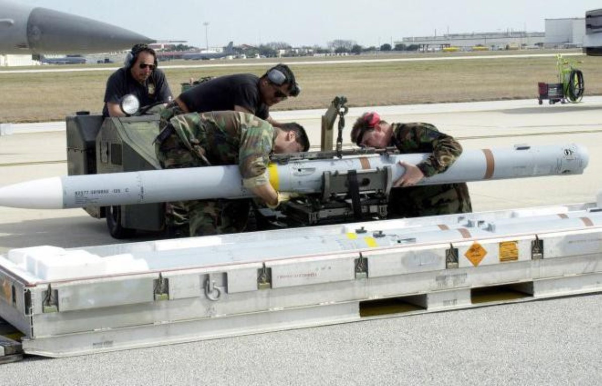 AIM-120 được trang bị đầu đạn nổ phá mảnh nặng 22,7kg với phiên bản A/B và rút xuống còn 18,1kg với phiên bản C.