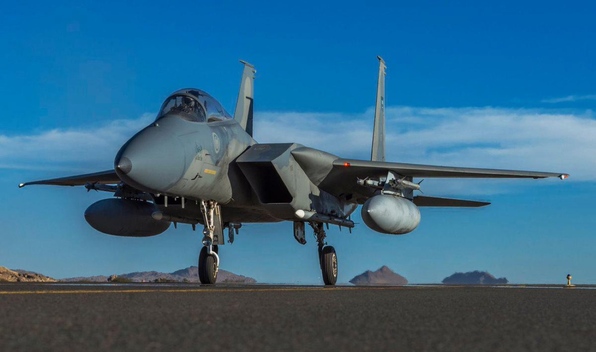 Lực lượng Houthi đã tự sản xuất được hàng loạt UAV, tên lửa hành trình và tên lửa đạn đạo đủ sức tấn công các mục tiêu nằm sâu trong lãnh thổ Arab Saudi, bất chấp nhiều năm đối phó với chiến dịch quân sự và đòn không kích của liên quân do Riyadh dẫn đầu.